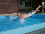 Petr skáče do vody